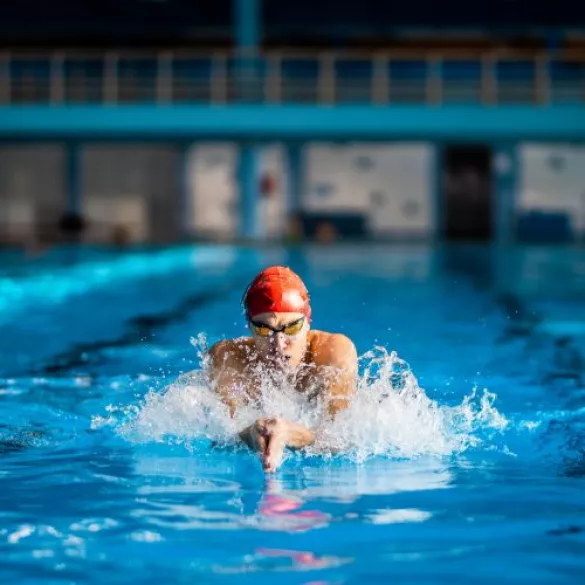 Schwimmer im Schwimmbad