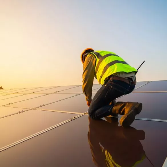 Handwerker auf Solarzellen