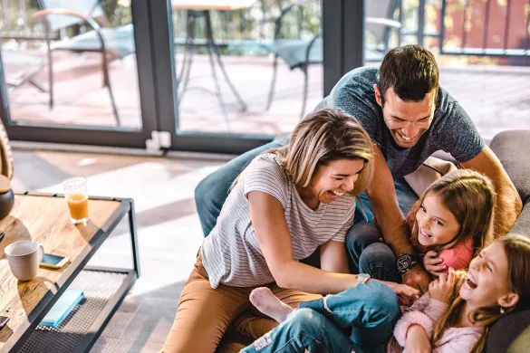 junge Familie im Wohnzimmer