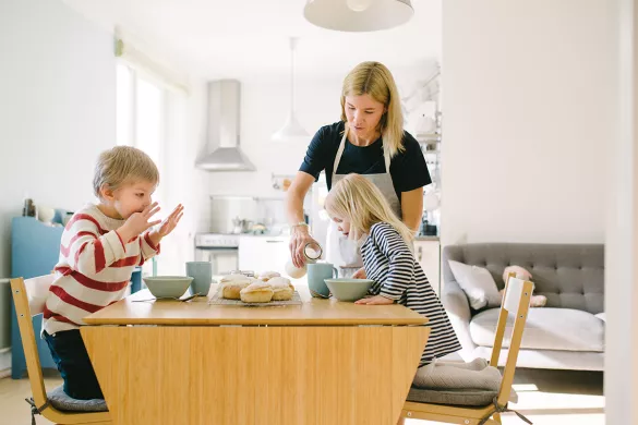 Frühstückstisch mit Kinder